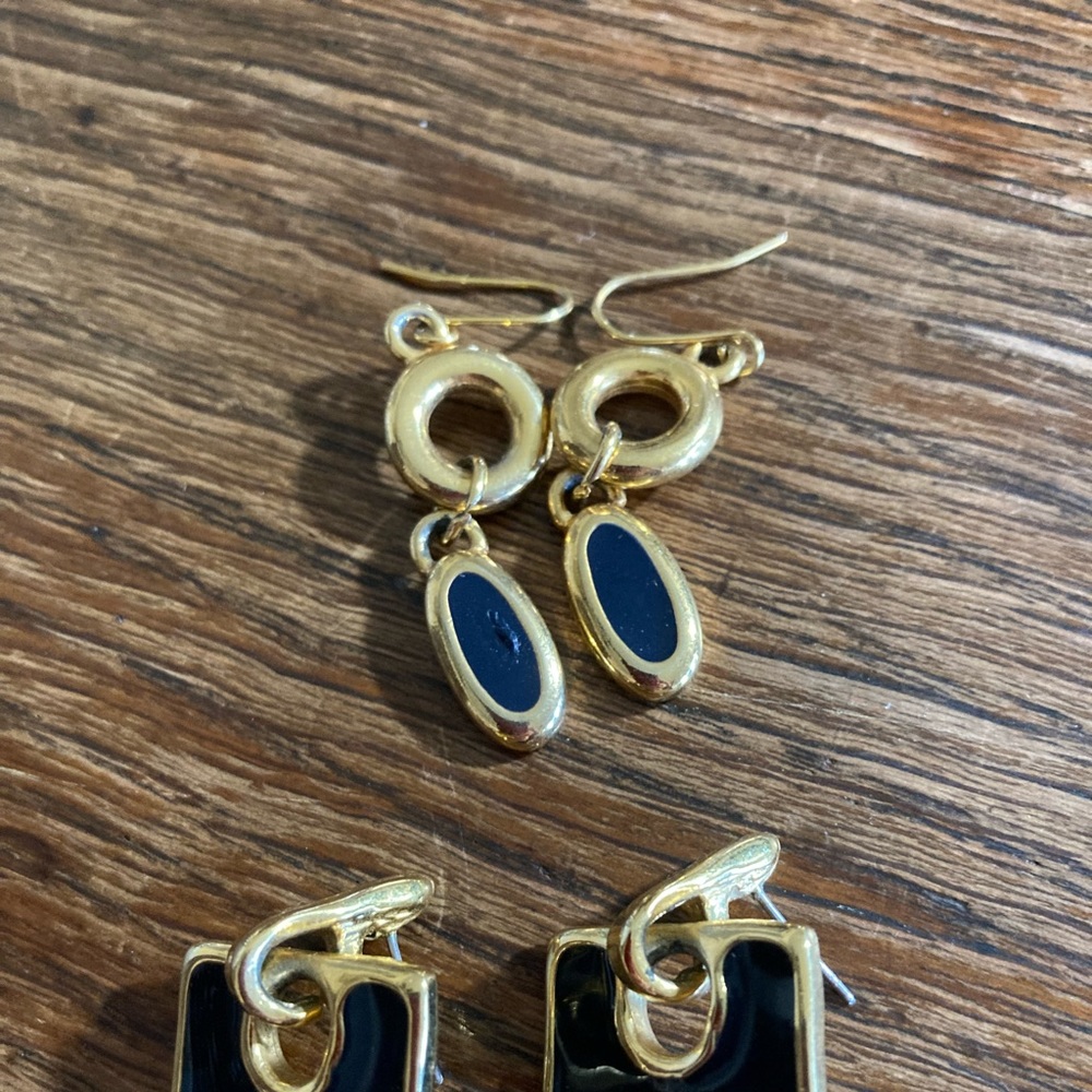 2 pairs of earrings